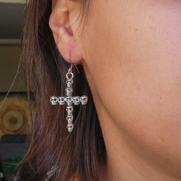 Pair of Silver Simple Classic Skull Skeleton Bones Cross Hook Drop Earrings - Picture 7 of 8
